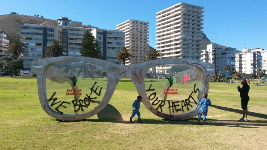 La sculpture géante des « lunettes » de Mandela saccagée