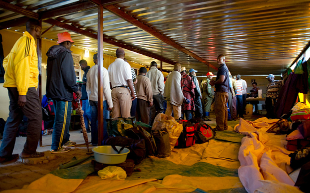 l’Afrique du Sud frôle le pire, 500 mineurs bloqués sous terre mais retrouvés sains et saufs