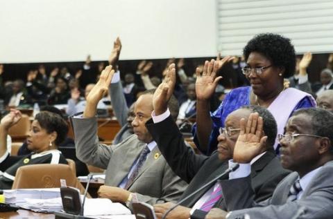 Angola : Le parlement adopte un nouveau budget suite à la chute du pétrole
