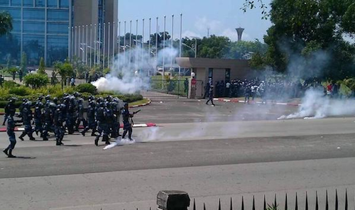 GABON : la police disperse violement une manifestation de lycéens et étudiants