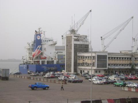 Cameroun : Grande vente de conteneurs pour décongestionner le port de Douala