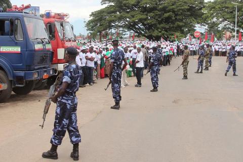 Burundi : Des manifestants brûlent du matériel électoral