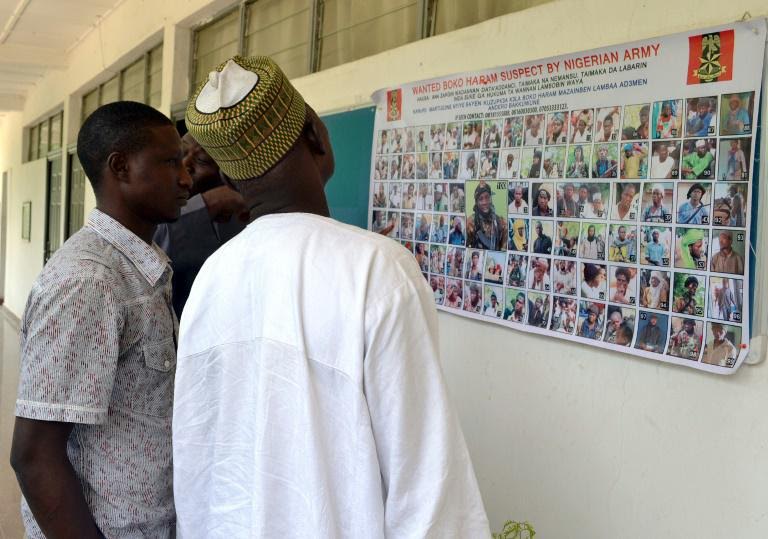 Le Nigeria affiche en public les photos de membres recherchés de Boko Haram