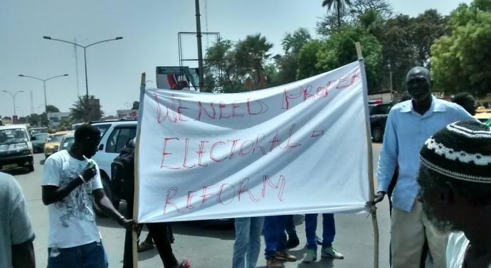Des manifestants gambiens exigent des réformes politiques