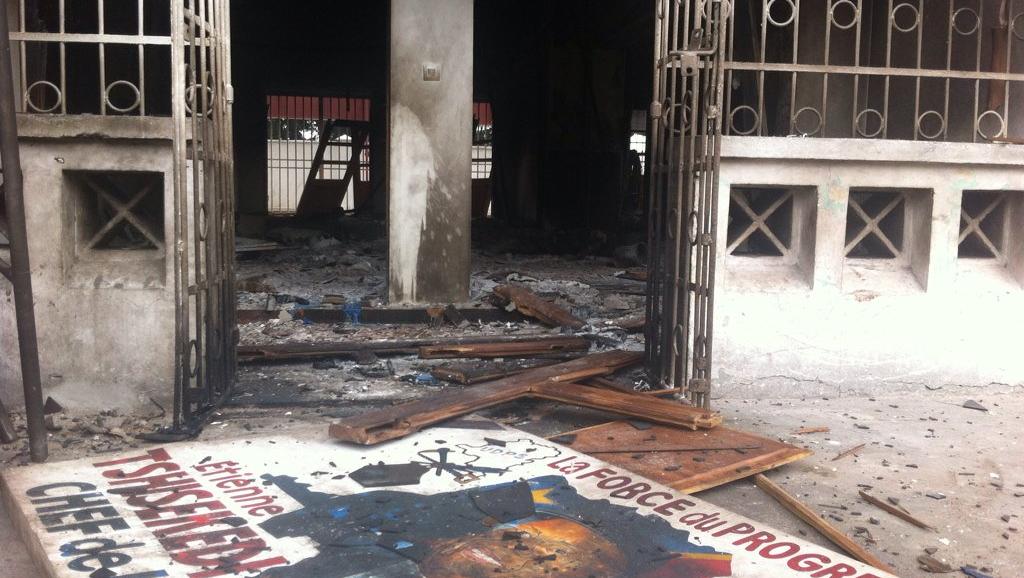 Des sièges de plusieurs partis d’opposition incendiés en RDC