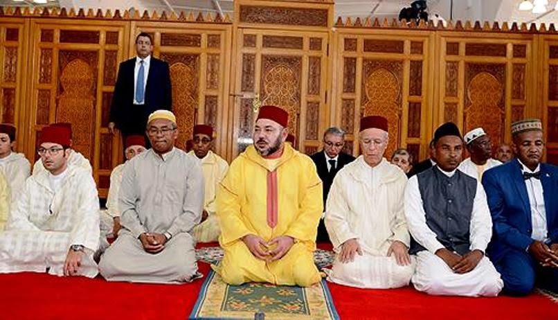 Le Roi du Maroc accomplit la prière du vendredi dans une Mosquée à Antananarivo