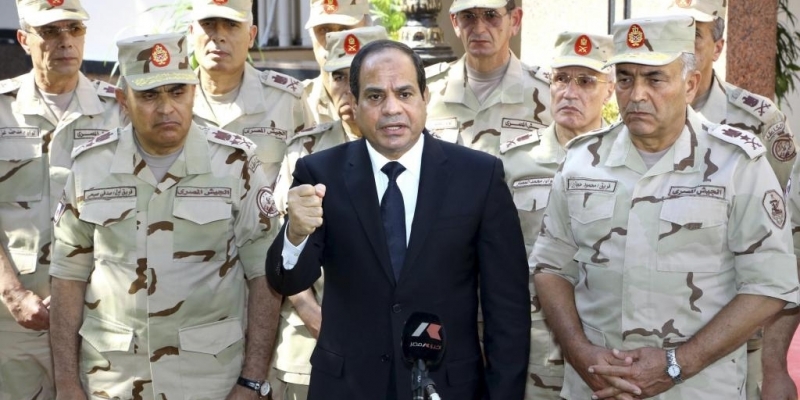 Egypte: Plus de 290 combattants de l’EI en justice pour des attaques terroristes contre le Président Sissi