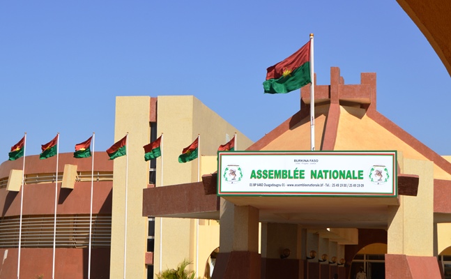 Burkina Faso: le parti au pouvoir se bat pour l’adoption du programme de PPP