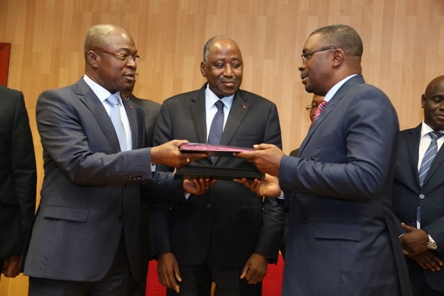 Le Gouvernement ivoirien et les syndicats des fonctionnaires signent une trêve sociale
