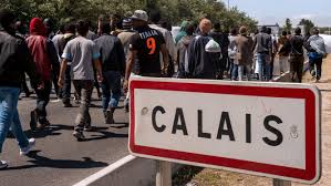 Les premiers réfugiés choisis par la France ont atterri lundi à l’aéroport de Roissy