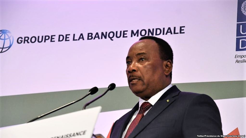 Le Niger lève des fonds à Paris au-delà des attentes