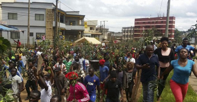 Le convoi d’un gouverneur du Sud-Ouest du Cameroun attaqué un groupe armé