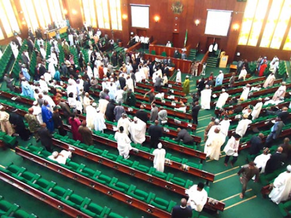 Une cinquantaine de parlementaires claque la porte au parti au pouvoir au Nigeria