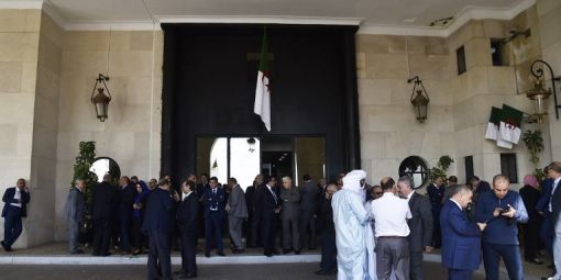 Algérie: Confusion générale après la destitution forcée du président de l’assemblée nationale