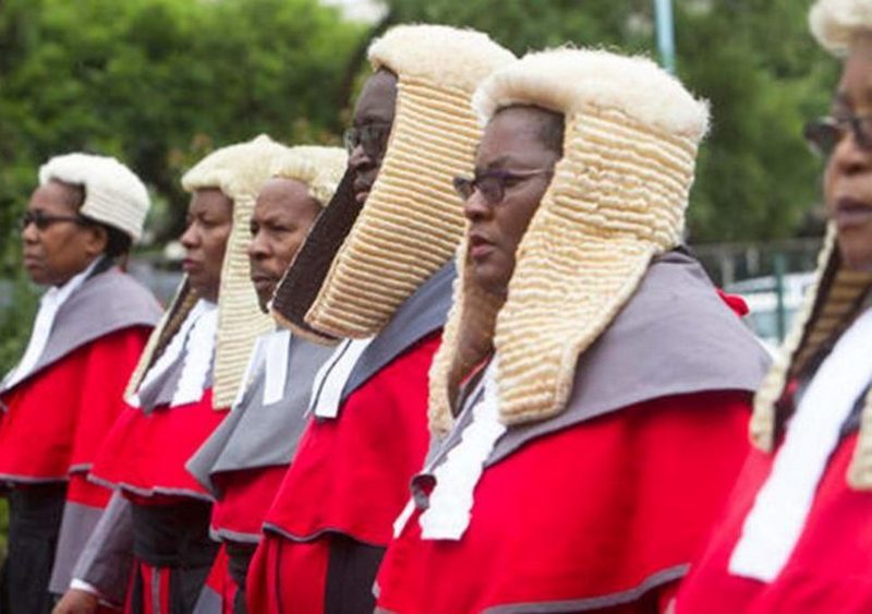 Les Zimbabwéens en colère contre l’achat onéreux des perruques des juges et avocats