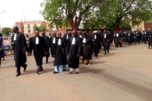 Une marche des avocats burkinabè pour dénoncer le blocage de la justice