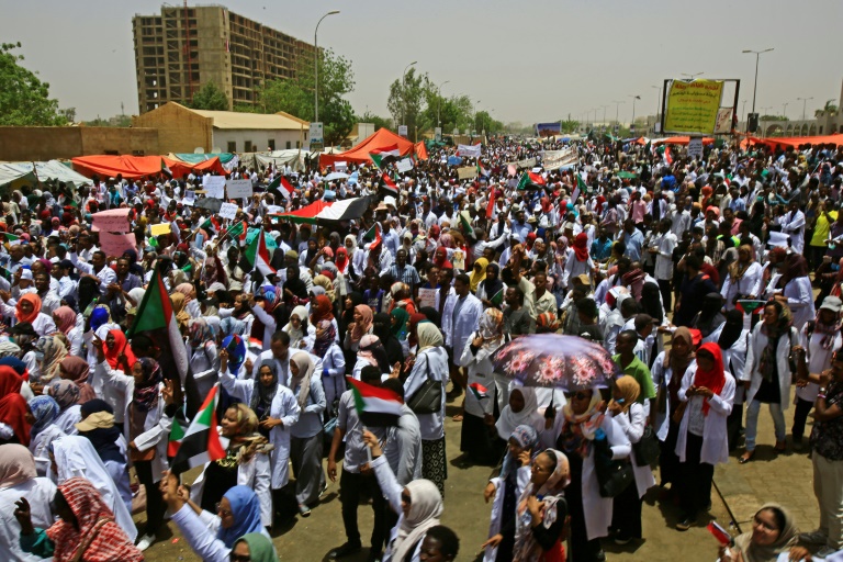 Le Conseil militaire de transition au Soudan s’engage à transférer le pouvoir aux civils