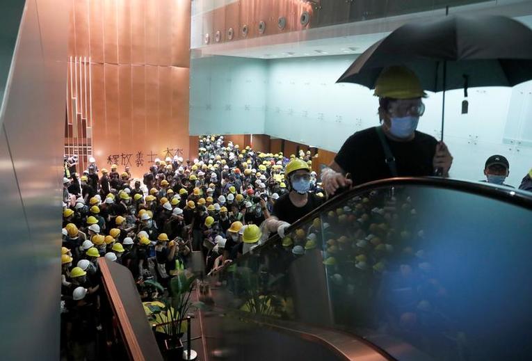 Des manifestants anti-Pékin saccagent le siège du parlement à Hong Kong
