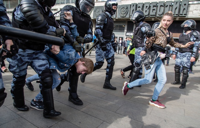 La Russie vivement critiquée pour les arrestations de manifestants ce week-end