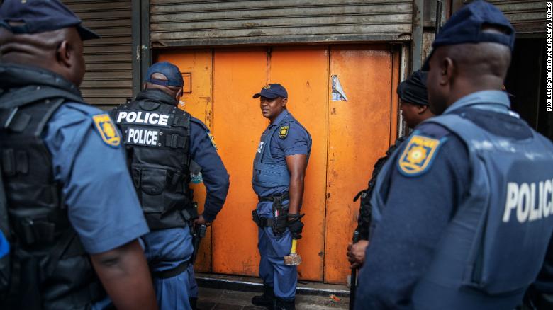 Sept policiers sud-africains arrêtés après un raid contre des commerçants illégaux à Johannesburg
