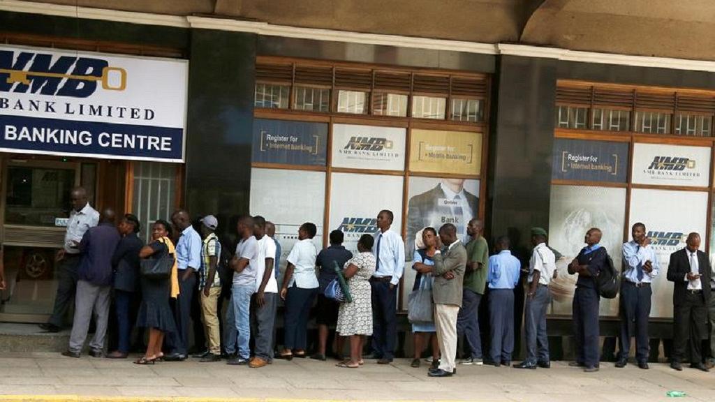 Le Zimbabwe rétablit partiellement les retraits de l’argent liquide via téléphone mobile