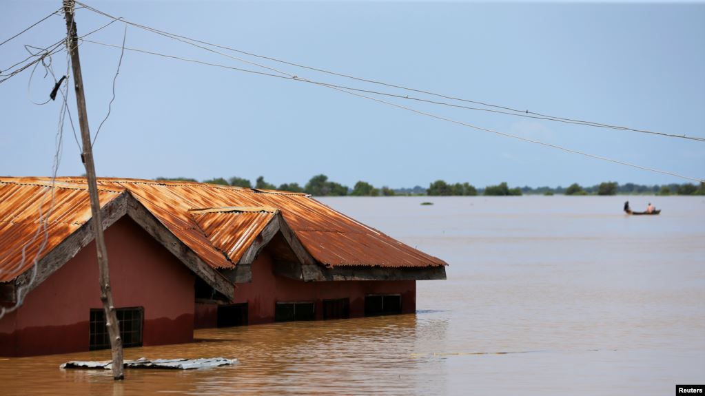 Plus de 100 détenus s’évadent au Nigeria à la faveur d’inondations