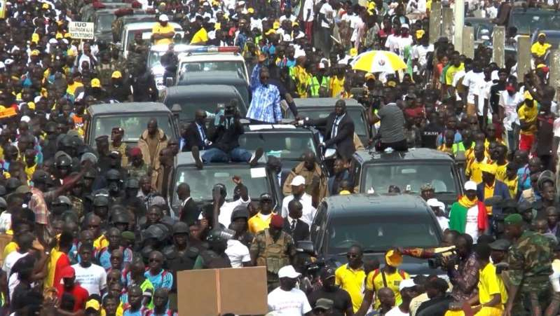 Des milliers de Guinées manifestent leur soutien au président Condé