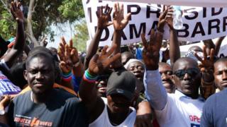 Gambie : Des manifestants exigeant le départ du président Adama Barrow du pouvoir