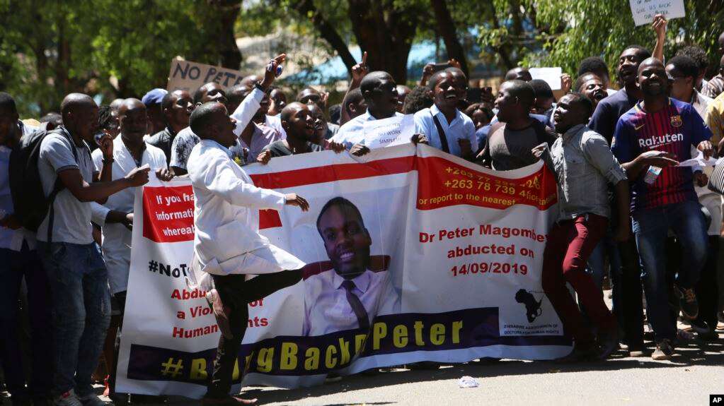 Un milliardaire du Zimbabwe s’engage à payer les salaires des médecins en grève