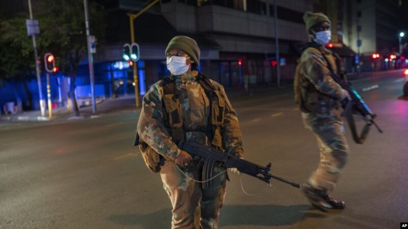 Covid-19 : Le gouvernement sud-africain «condamne les abus» de l’armée pendant le confinement
