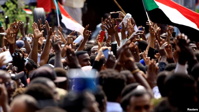 Des milliers de Soudanais manifestent pour réclamer l’accélération des réformes