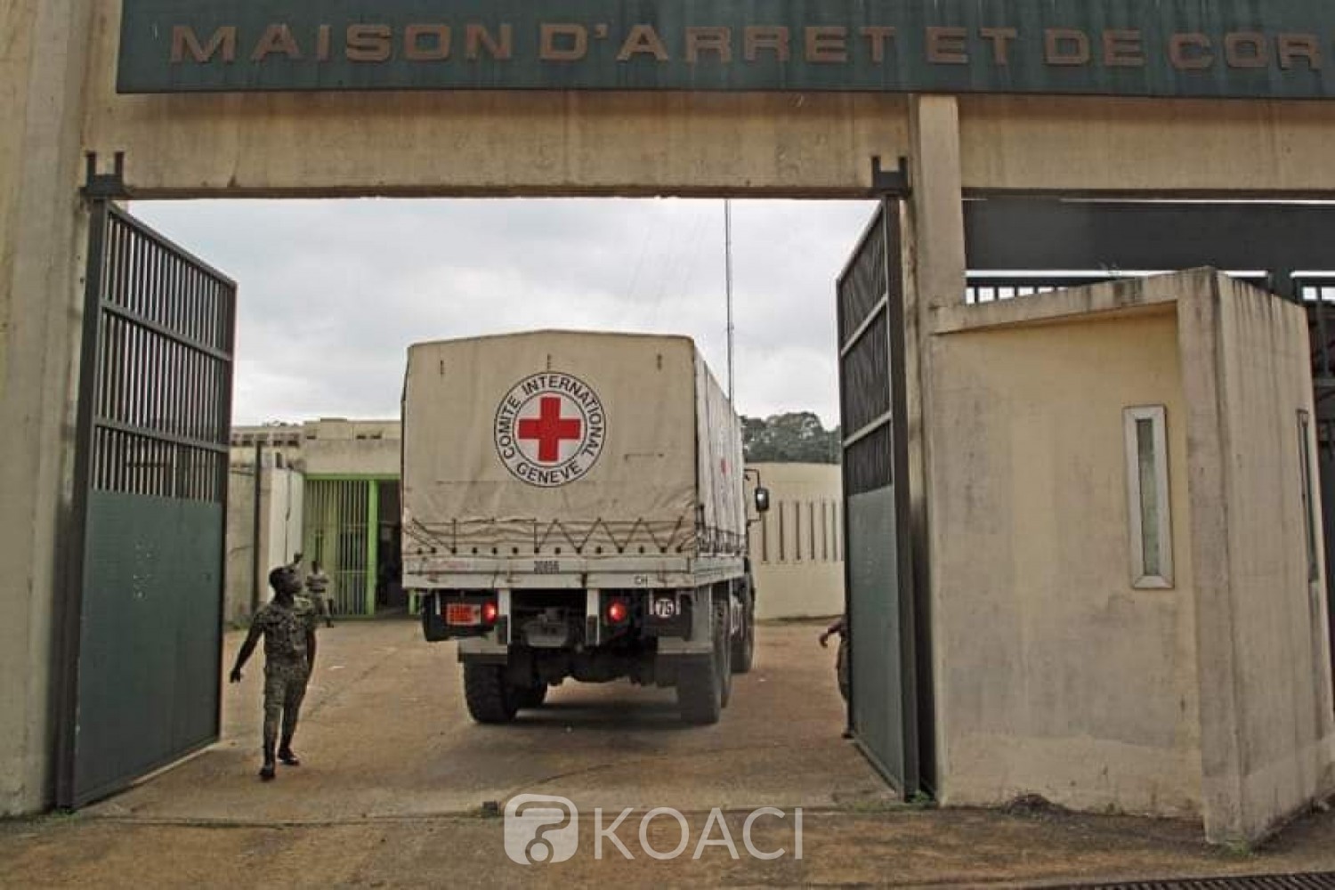 Côte d’Ivoire : le collectif des agents de santé des prisons lance une opération « bandeau rouge de protestation »