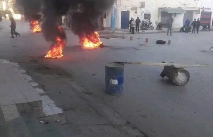 Tunisie: Manifestations de colère après la mort d’un homme dans un kiosque détruit par les autorités