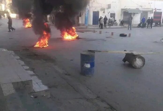 Tunisie: Manifestations de colère après la mort d’un homme dans un kiosque détruit par les autorités