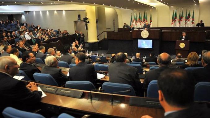 Le président algérien Tebboune annonce la dissolution du Parlement