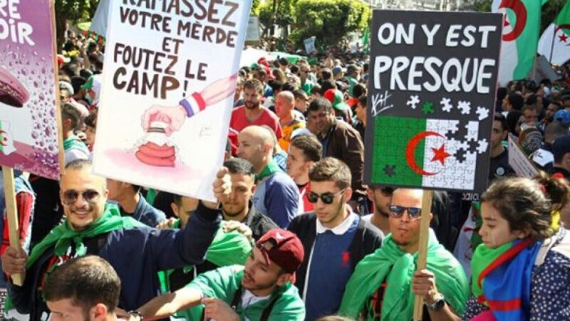 Algérie : L’armée et les renseignements militaires ciblés par des slogans virulents du Hirak