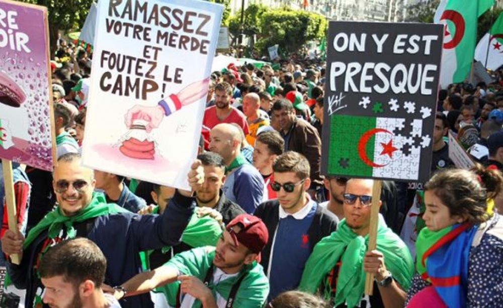 Algérie : L’armée et les renseignements militaires ciblés par des slogans virulents du Hirak