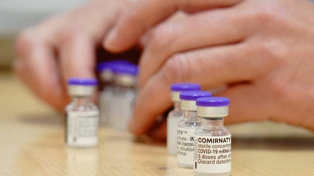 Des Prix Nobel Anglais plaident pour la levée des droits sur les vaccins anti-Covid-19
