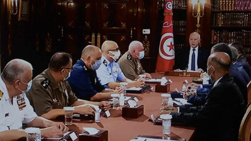 Tunisie: Le président Saied gèle les travaux du Parlement et démet le chef du Gouvernement