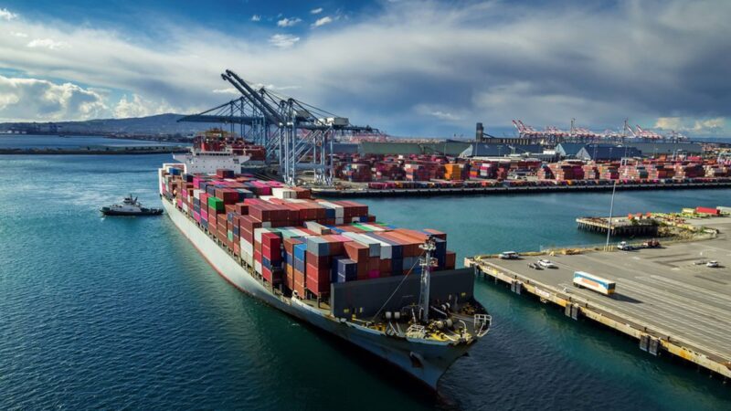 L’OMC confirme la reprise des échanges commerciaux mondiaux mais la menace persiste