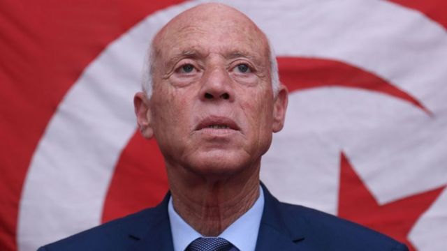 Le président tunisien Saïed prolonge le gel des travaux du Parlement