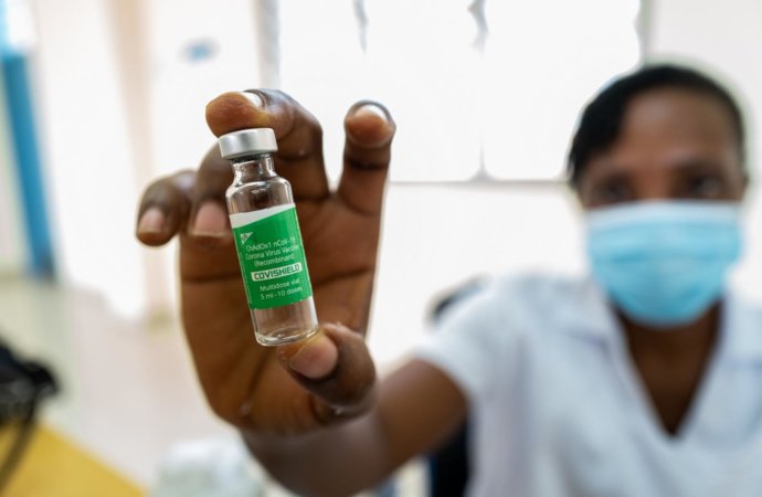 Des ONG dénoncent l’exportation de vaccins produits en Afrique du Sud vers des pays «riches»