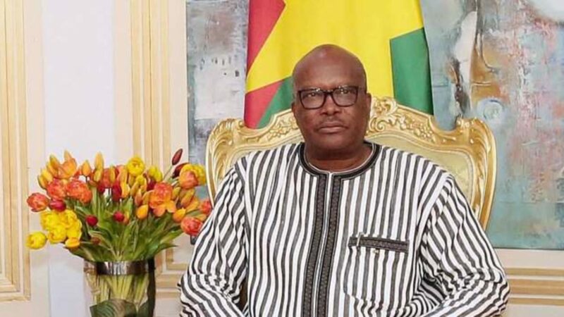 Burkina Faso : Kaboré remplace des responsables à la tête des armées après une attaque qui a fait 14 morts