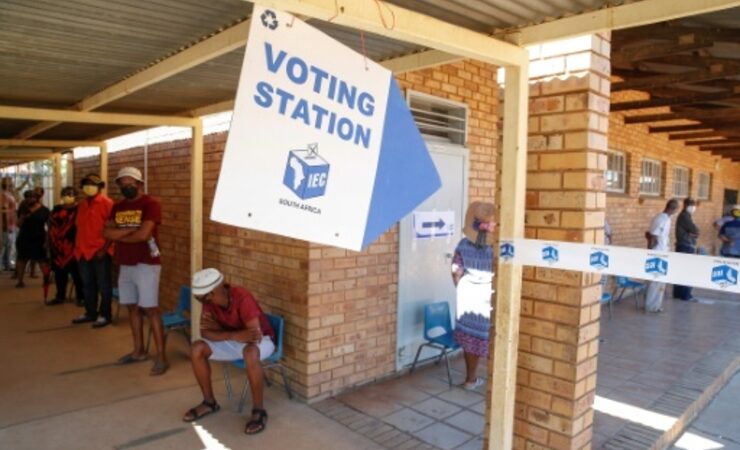 Les autorités sud-africaines profitent des élections pour faire vacciner les populations
