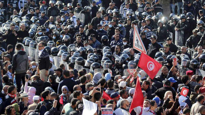 Tunisie: Des milliers de manifestants contre les réformes de Kais Saied