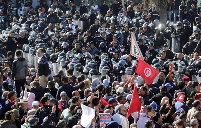 Tunisie: Des milliers de manifestants contre les réformes de Kais Saied