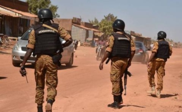 Burkina : Un convoi militaire français bloqué par des manifestants attend toujours de se remettre en route