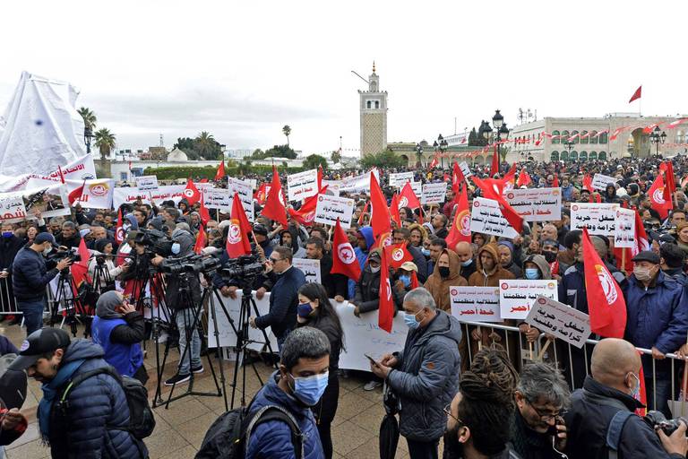 Tunisie: Le président Saied limoge les consuls tunisiens à Paris et Milan