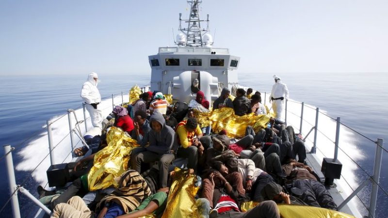 Environ 70 migrants réfugiés sur une plateforme pétrolière en Méditerranée !