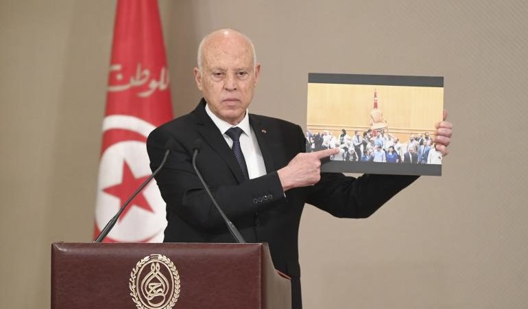Tunisie : Nouveau bras de fer entre le président Saied et le Parlement suspendu